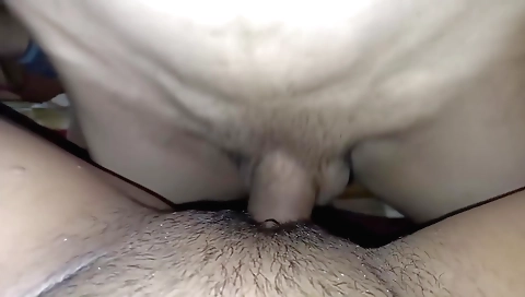 My friend fucks her hairy pussy in her bed in amateur vid