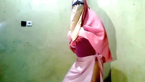 Indian chick in bikini shows her ass in an amateur video