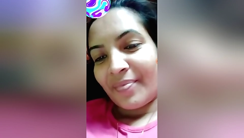 Boudi is showing off her sexy body in a solo video