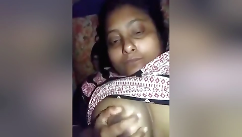 Today Exclusive-horny Desi Bhabhi Play With Her Big Boobs