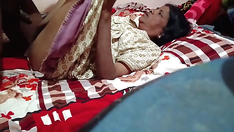 Indian auntie gets fucked in her cunt in amateur porn