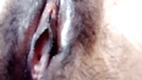 Indian girl shows her hairy pussy in homemade porn video