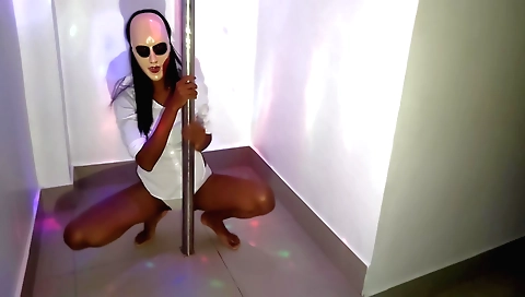 Indian student shows off her sexy body in homemade vid