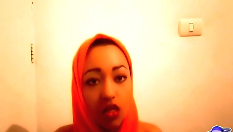 Muslim chick strips her legs and masturbates in homemade solo