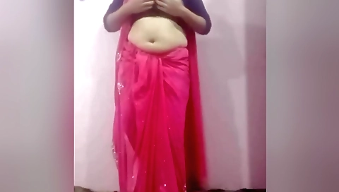 Solo chick masturbating on camera in amateur video