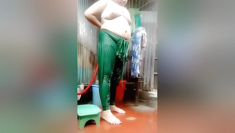 Big butt brunette in amateur webcam video porn movie