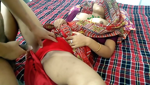 Amateur indian babe gets hard during her homemade sex