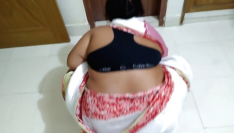 Big-assed brunette gets off while being fucked by a horny bbw