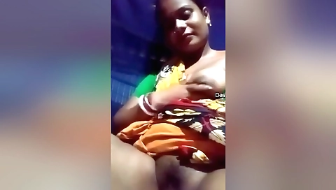 Indian amateur shows her hairy pussy in a solo video