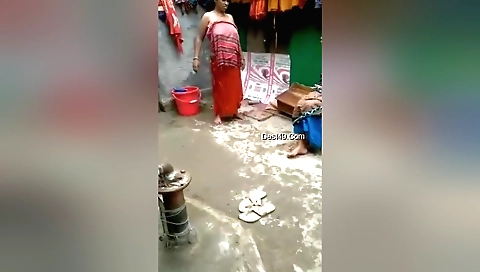 Amateur indian girl takes the hot bath and undresses