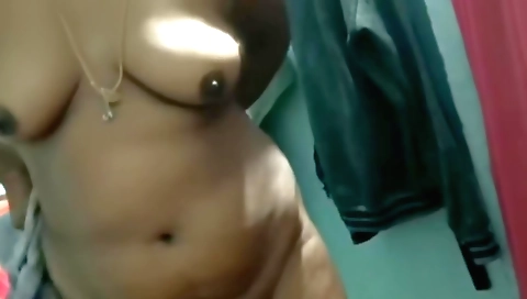 Indian girl plays with her own ass in homemade video