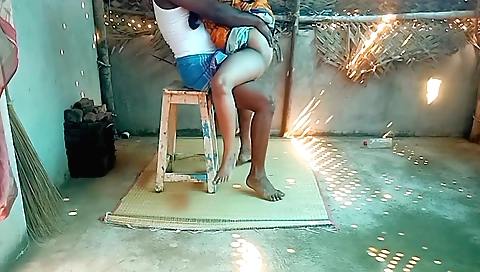 Indian girl on home cleaning trip doesn't notice sex