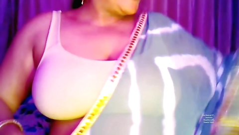 Indian girl takes advantage of the opportunity to cum