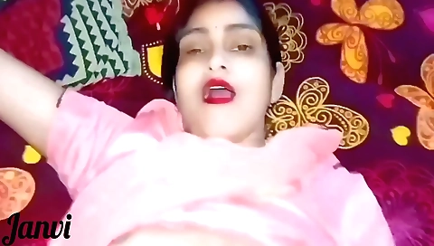 Amateur brunette fucking her boyfriend on the couch