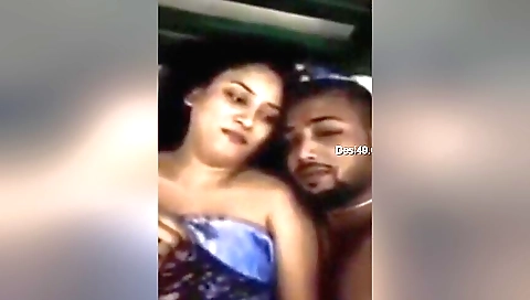 Indian cpl shows off her sexy body in front of the webcam