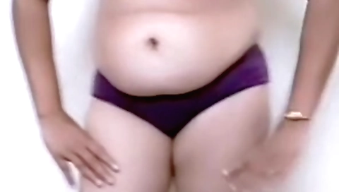 Indian babe shows herself naked to audience online