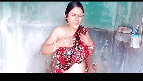 Amateur blonde shows her boobs and ass in a shower