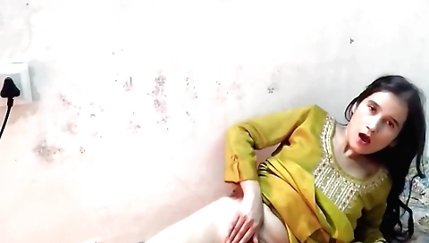 Indian amateur video shows a virgin getting wet on the net