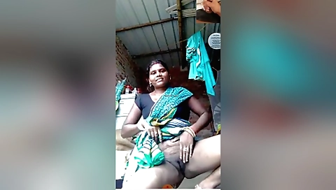 Today Exclusive- Desi Bhabhi Showing Her Ass And Pussy On Video Call 2