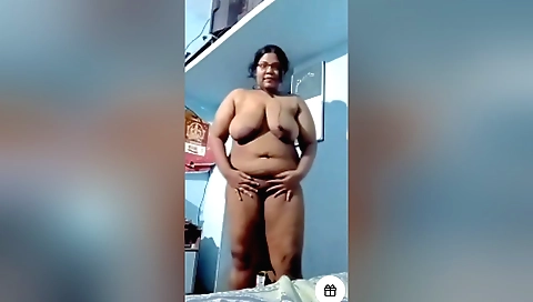 Indian girl shows off her huge ass and tits in homemade video