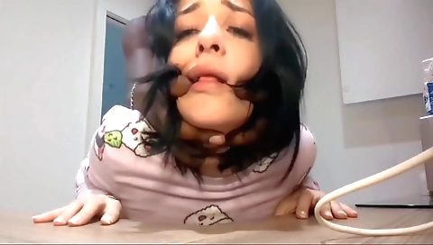 Amateur brunette shows us her mouth filled with a large jizz