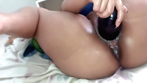 Bitch Wanting To Break Into Her Pussy With A Fat Eggplant