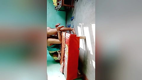 Hot homemade sex videos featuring a horny Indian auntie