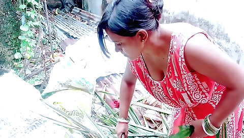 amateur brunette naked fucks her black pussy outdoors