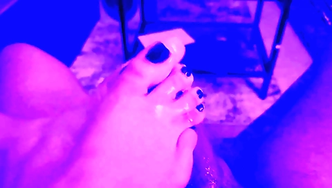 Foot fetish amateur video shows her beautiful feet