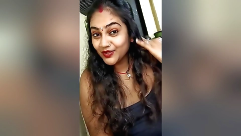 Indian brunette plays with her cunt in a solo clip