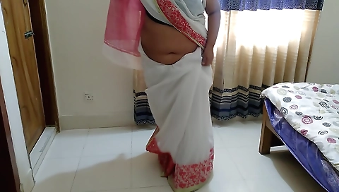 Indian girl wearing a sexy saree is fucked on webcam