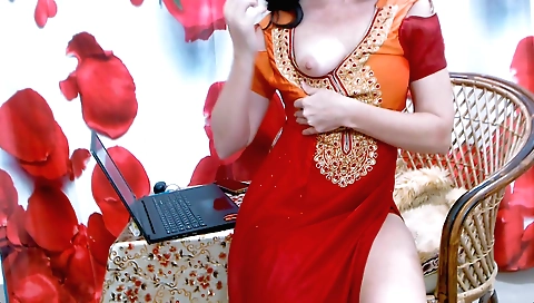 Curvy brunette shows off her body in amateur video