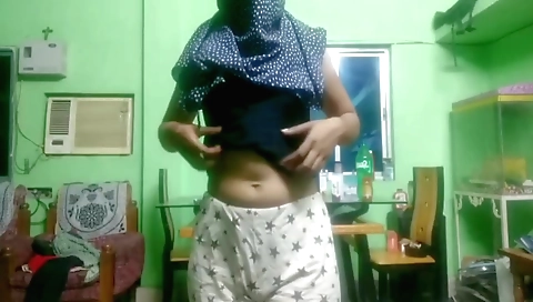 Sexy indian girl masturbating in a sexy solo video